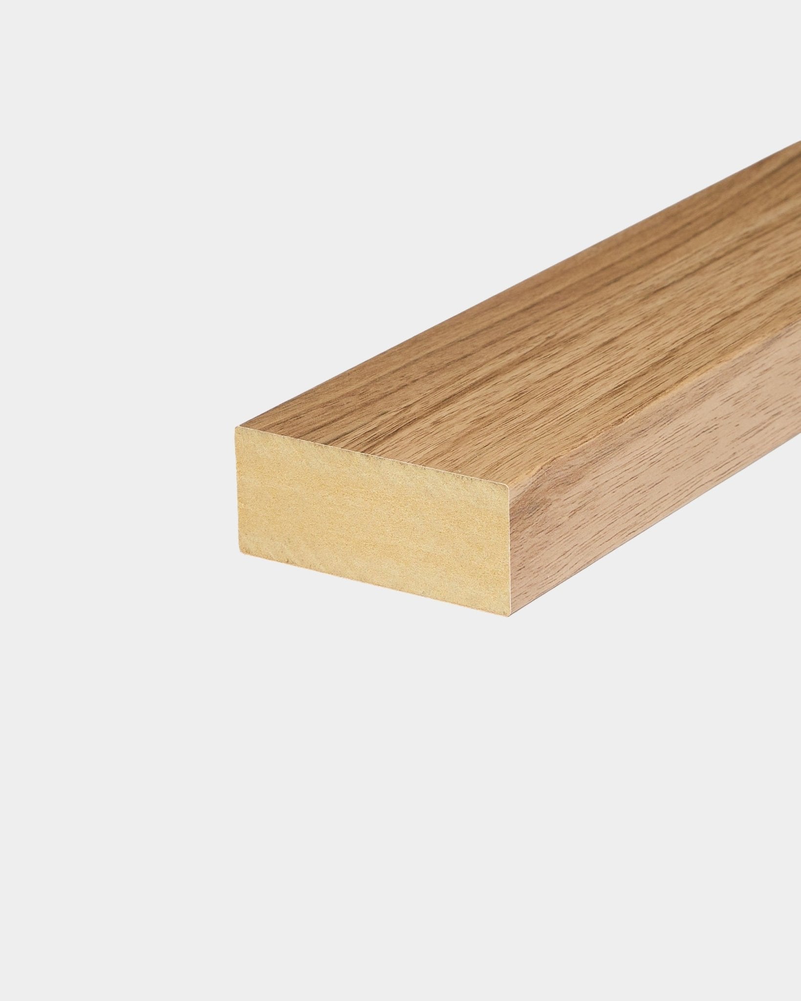 WoodUpp eindlamel in English Walnut, 6,7 cm breed; compatibel met Akupanel akoestische houten panelen of Nordic lattenwandpaneel-installaties.